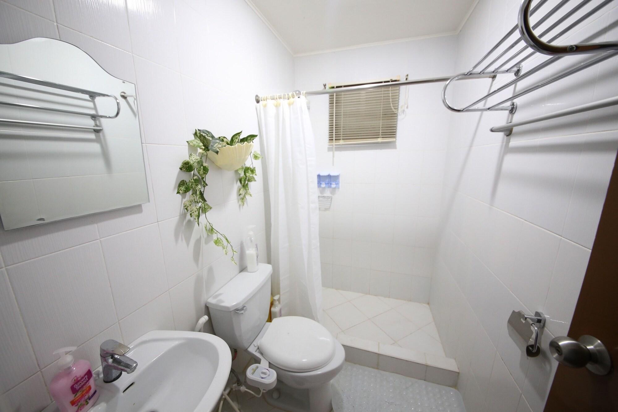 Dee Guesthouse White Sands Lapu-Lapu City Esterno foto