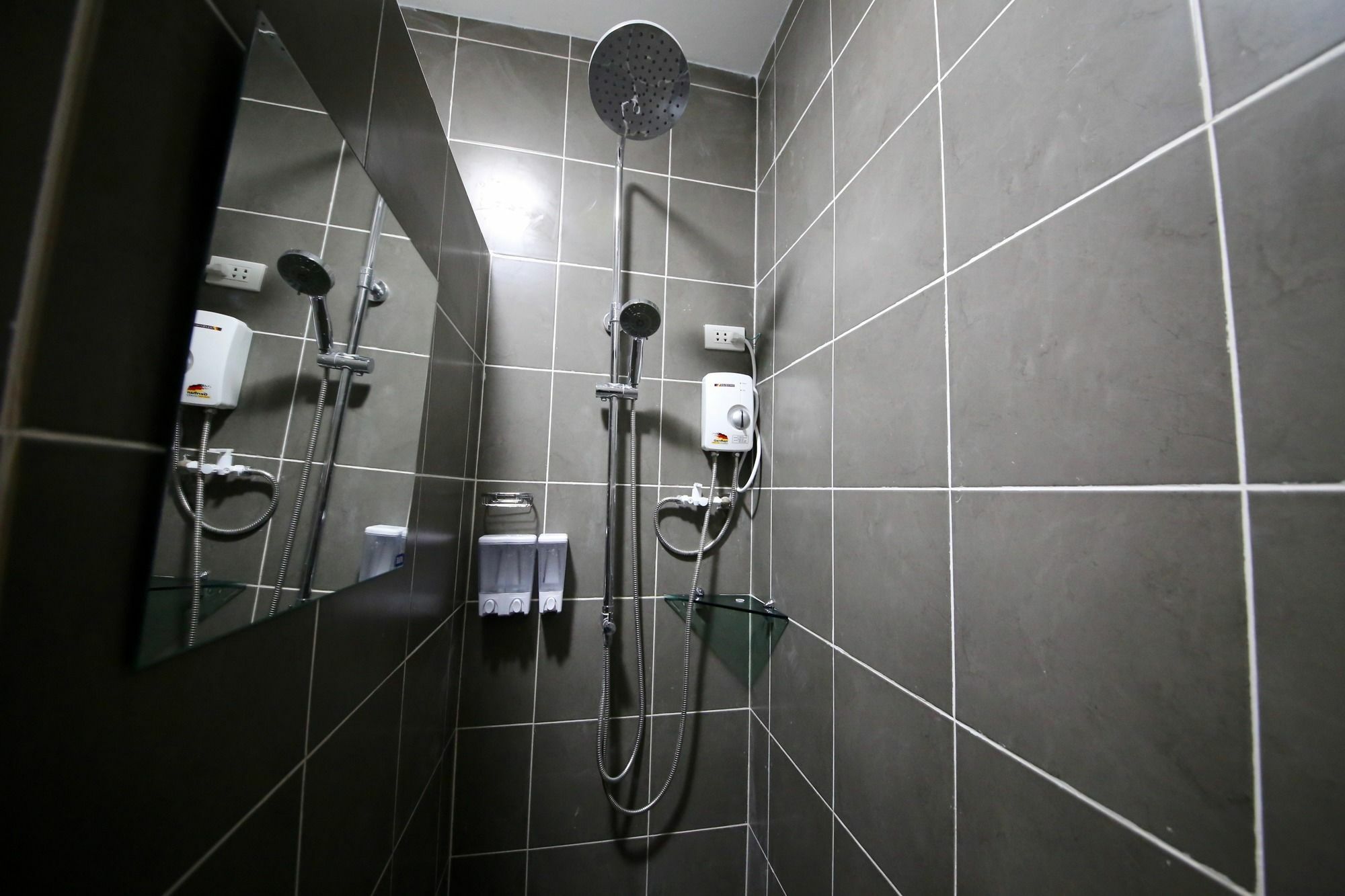 Dee Guesthouse White Sands Lapu-Lapu City Esterno foto